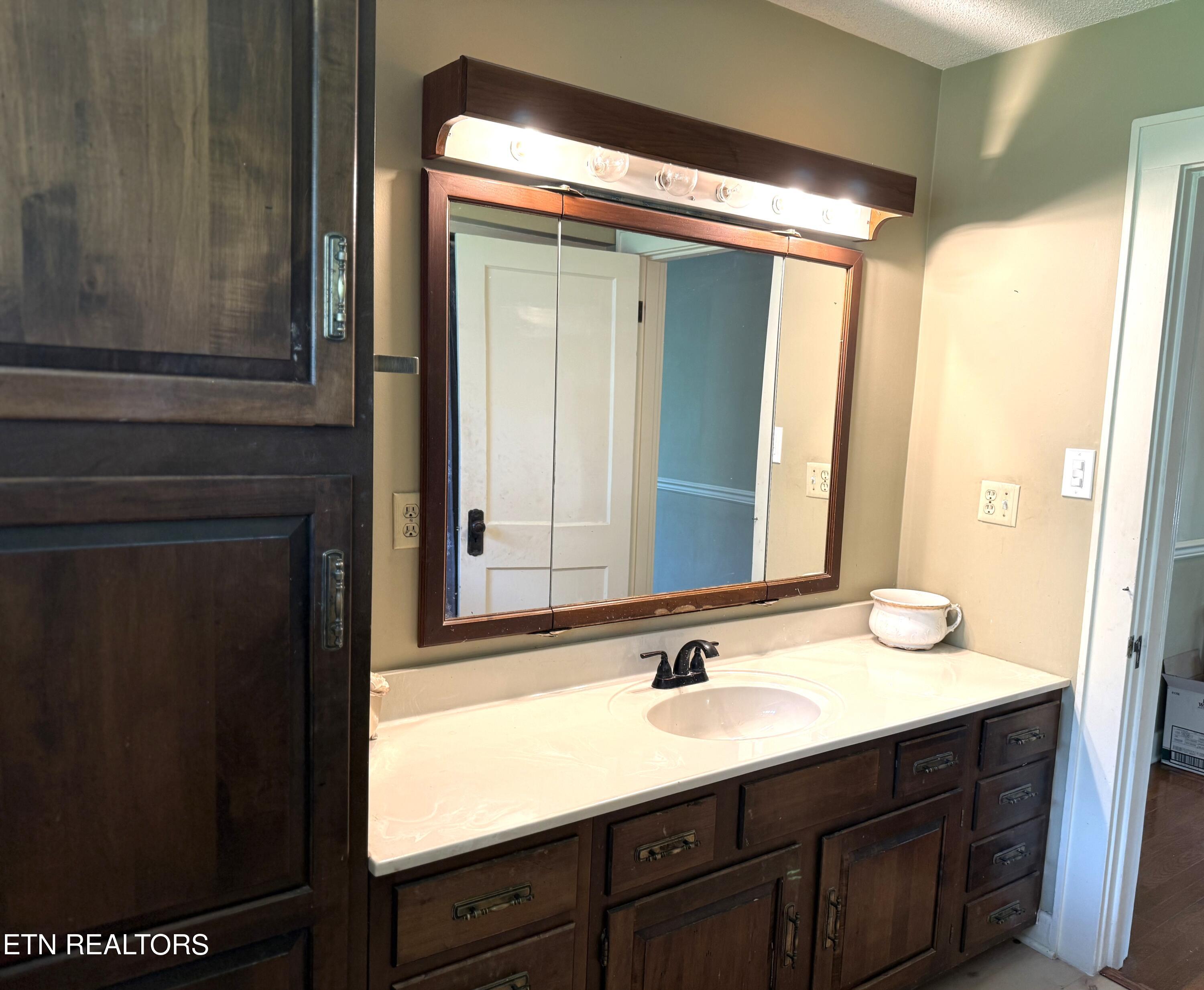 Knoxville, Tennessee 37917, United States, 3 Bedrooms Bedrooms, ,1 BathroomBathrooms,Residential,Pending,112120