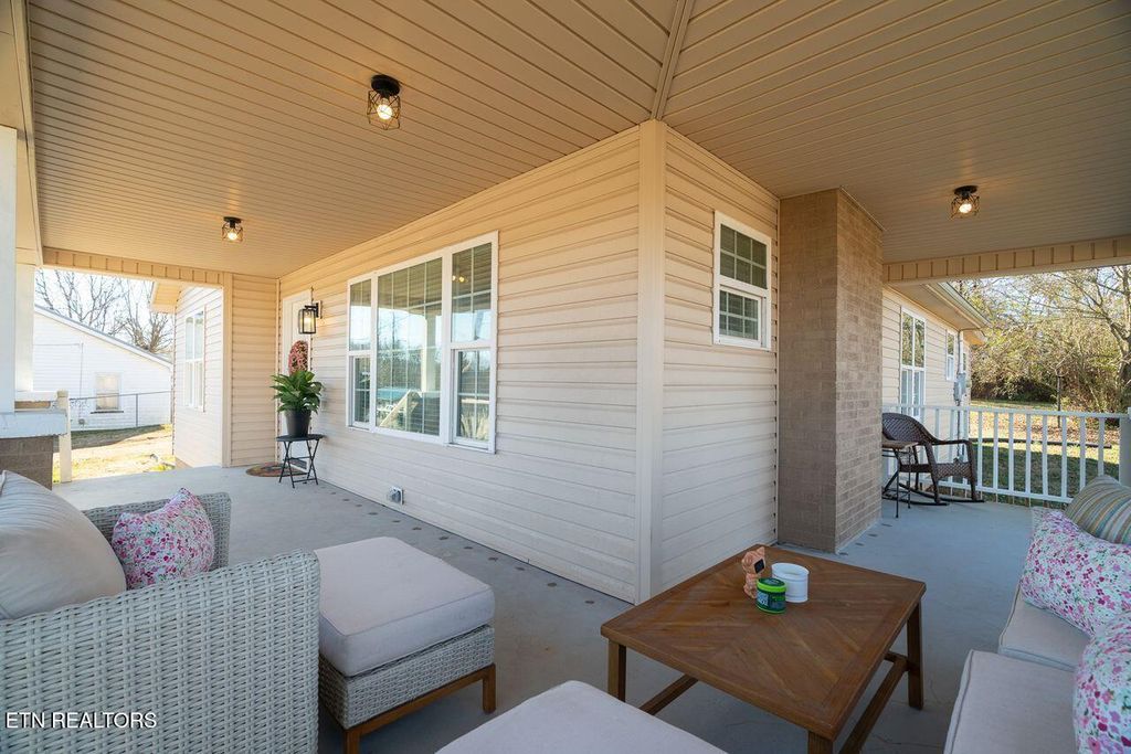 Photo of 404 Locust St, Morristown, TN 37813 (MLS # 1328442)