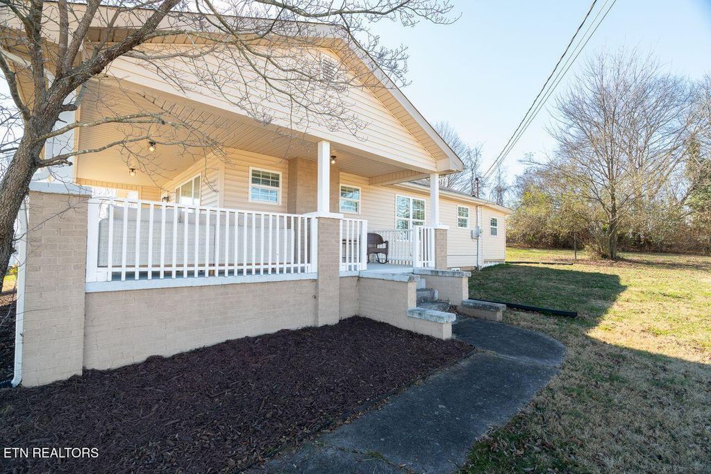 Photo of 404 Locust St, Morristown, TN 37813 (MLS # 1328442)