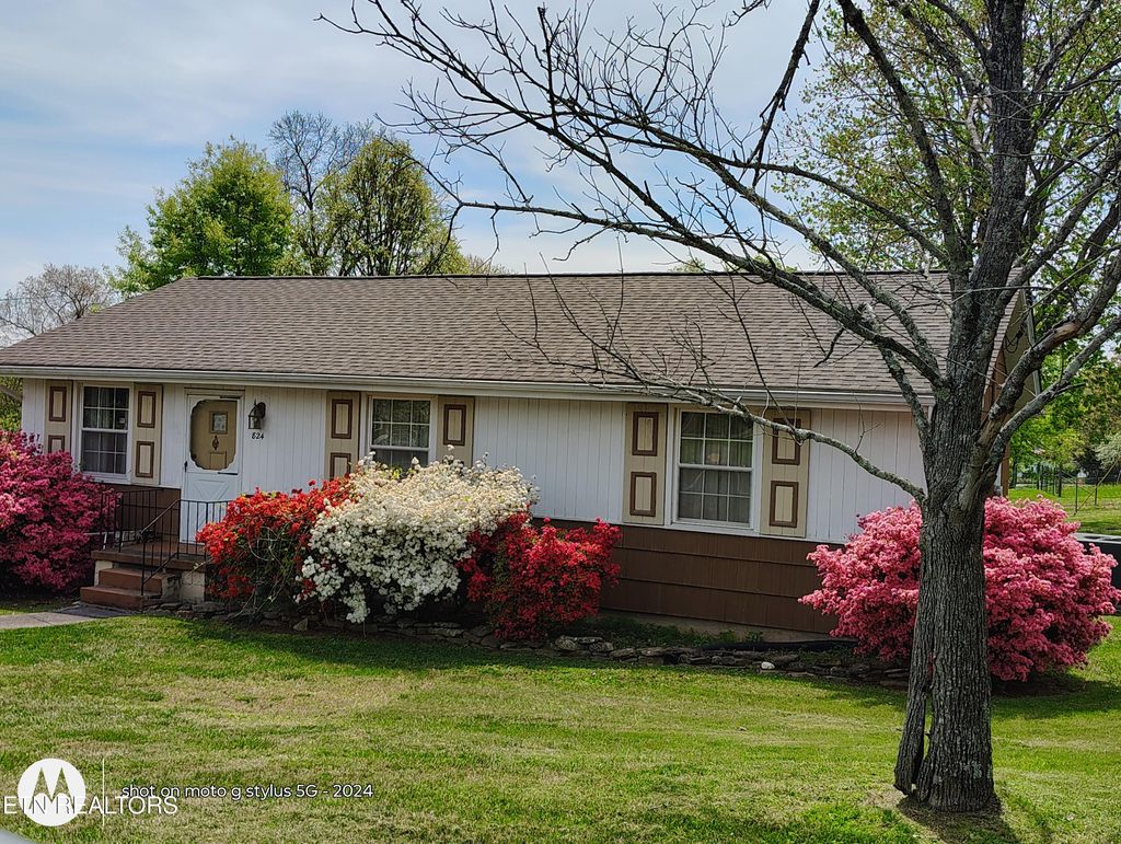 Photo of 824 NE Woodview Drive, Knoxville, TN 37912 (MLS # 1337936)