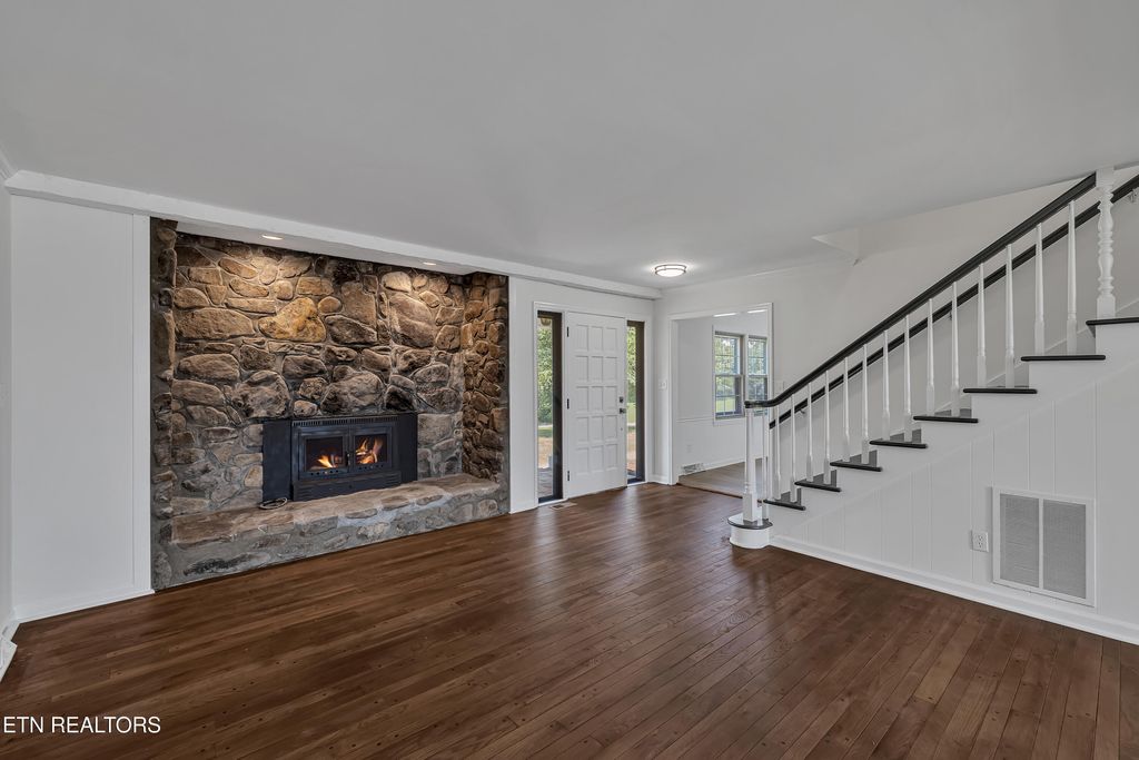 Photo of 807 Killion St, Louisville, TN 37777 (MLS # 1325611)