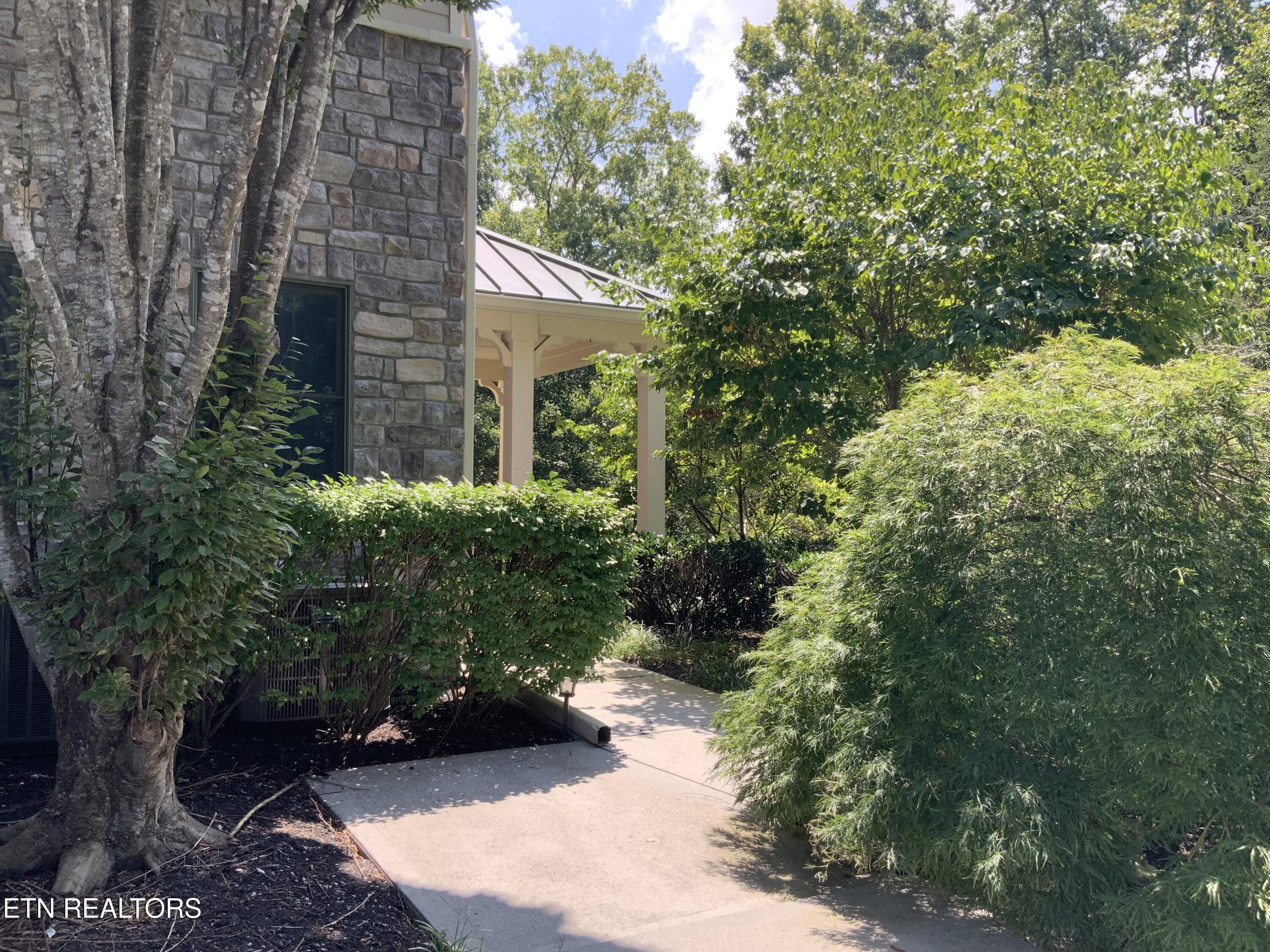 102 Waterside Circle 1
