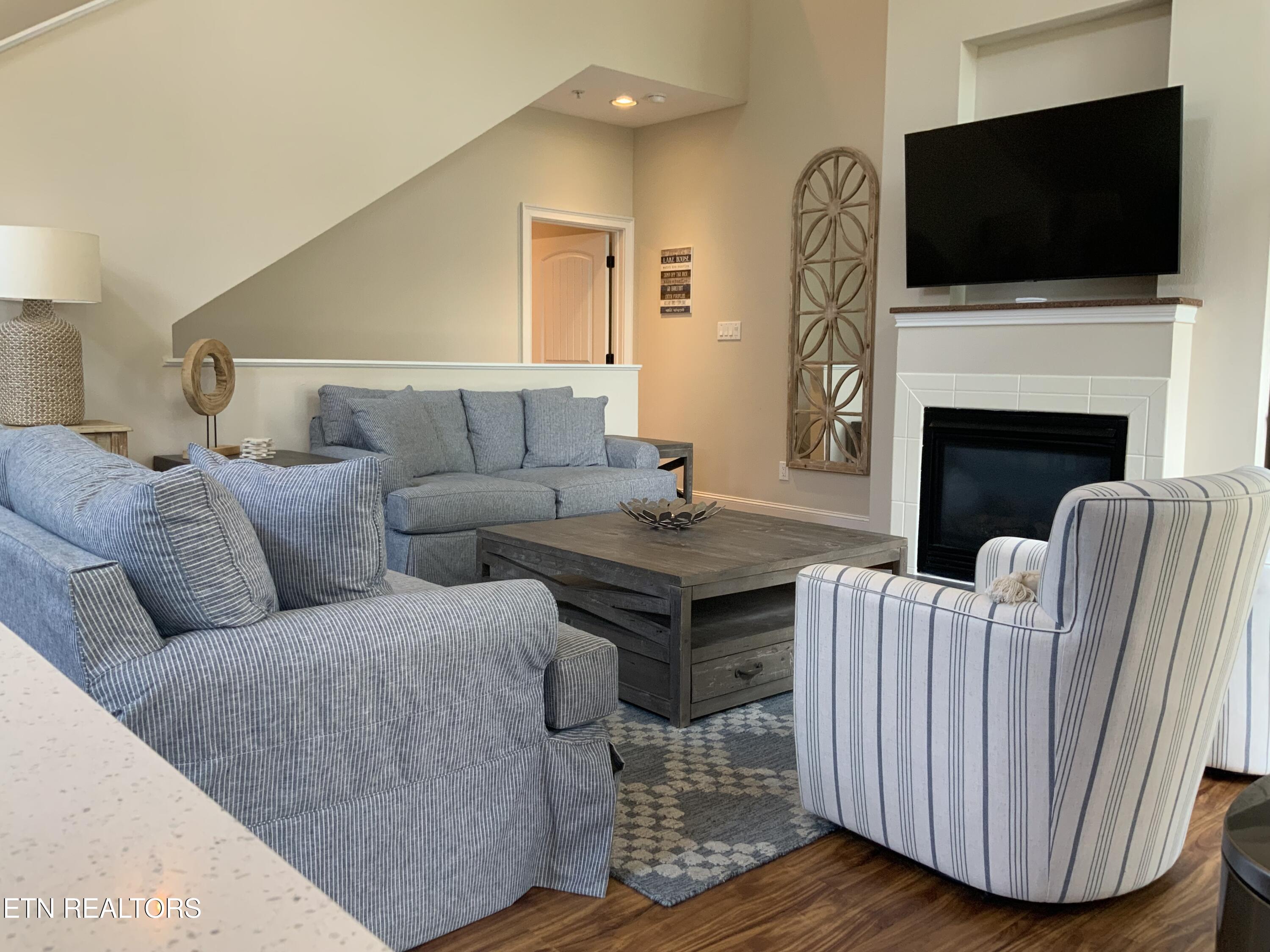 102 Waterside Circle 1
