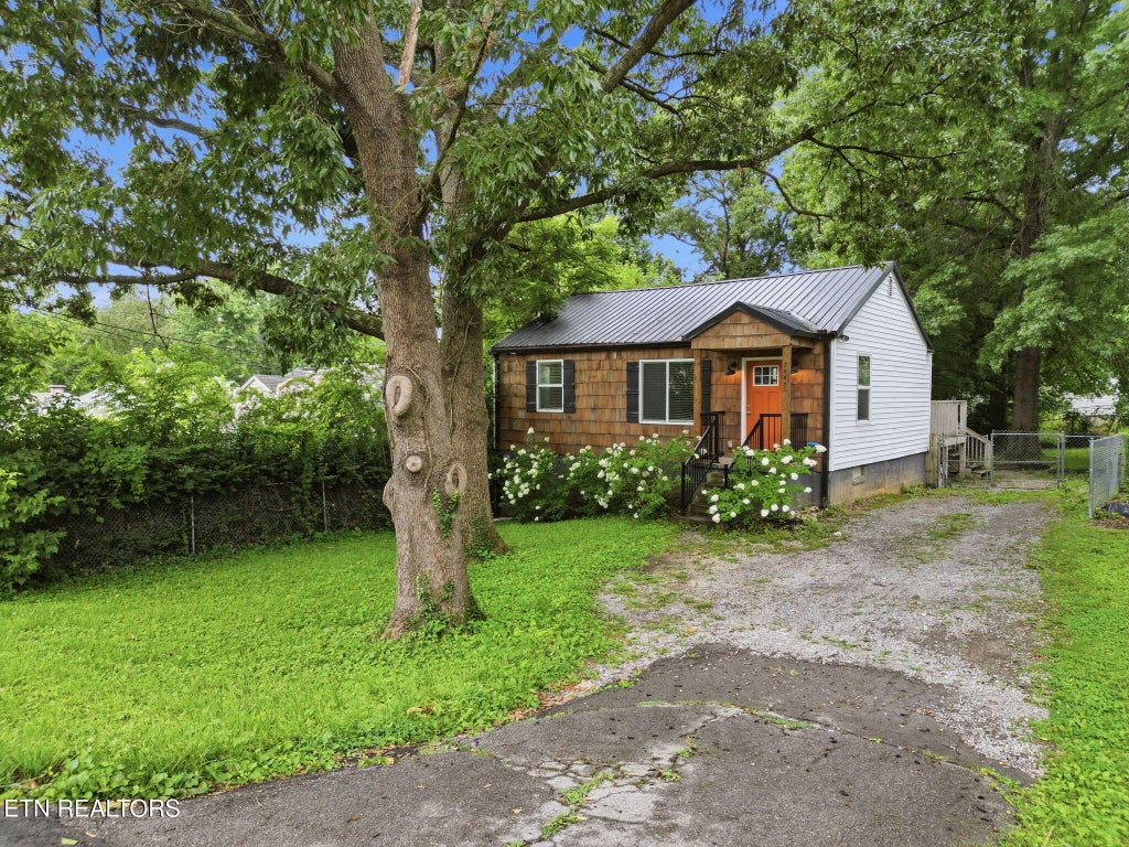 Photo of 2447 Amber St, Knoxville, TN 37917 (MLS # 1348622)