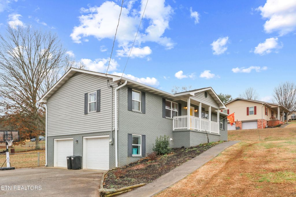 Photo of 3636 Lakeside Drive, Louisville, TN 37777 (MLS # 1252444)
