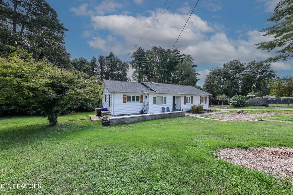 Photo of 102 Oglethorpe Lane, Oak Ridge, TN 37830 (MLS # 1313405)