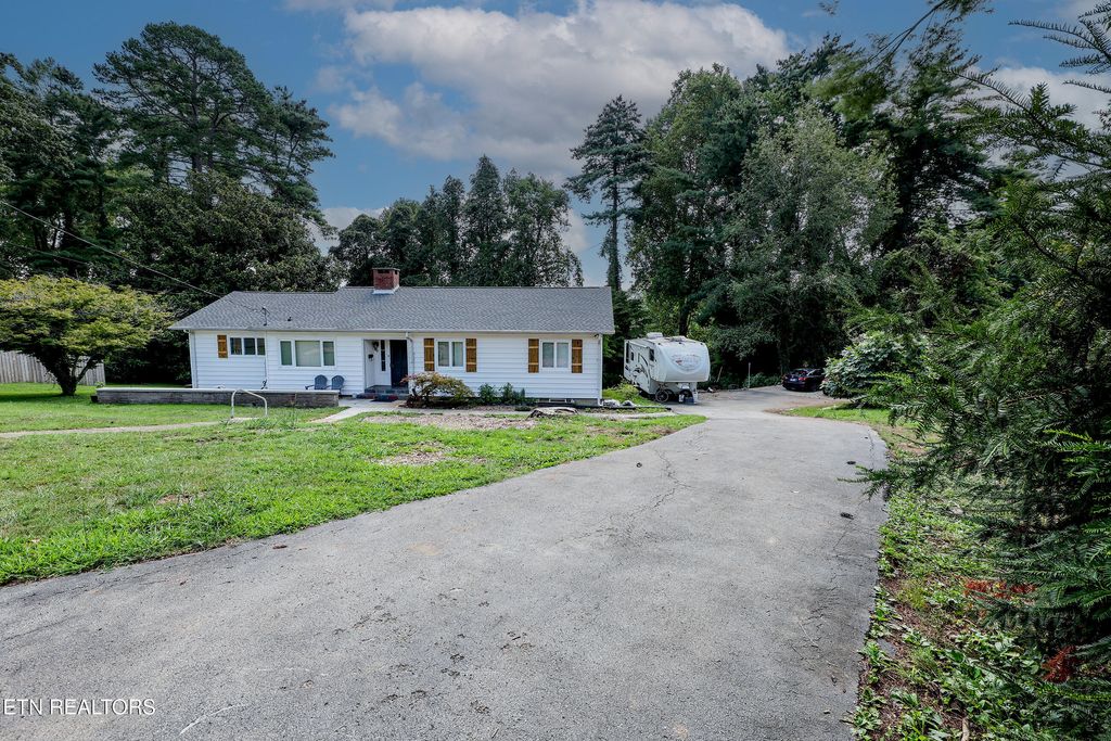 Photo of 102 Oglethorpe Lane, Oak Ridge, TN 37830 (MLS # 1313405)