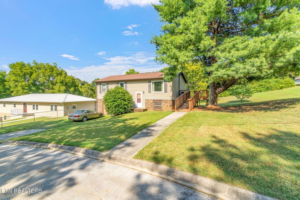 Photo of 3413 Russellwood Drive, Rockford, TN 37853 (MLS # 1274564)