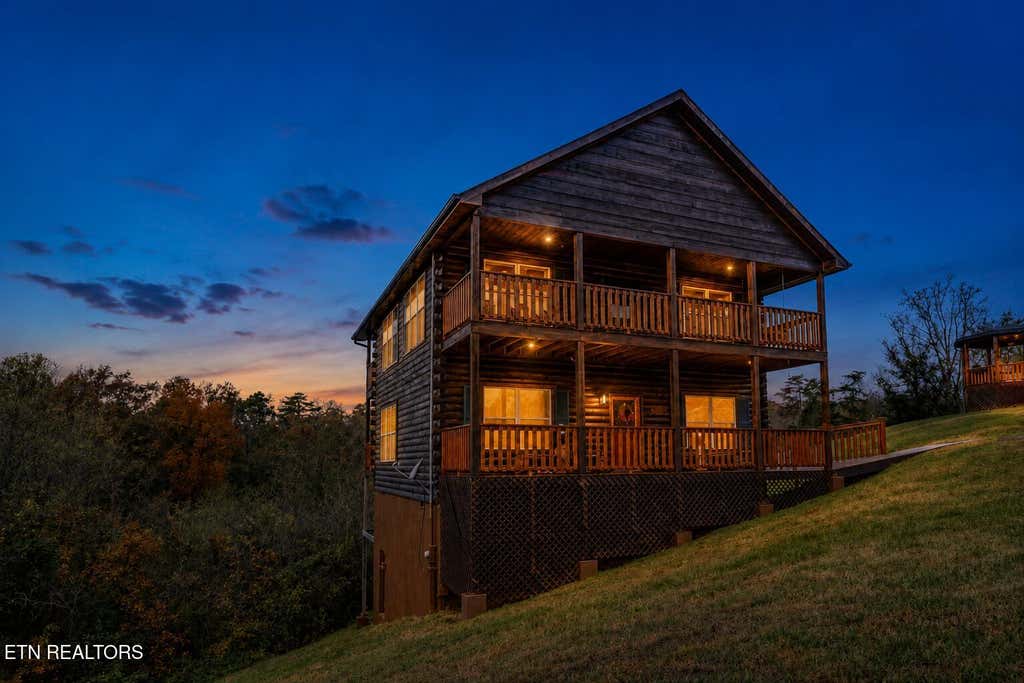 Photo of 339 Oak Lake Drive, Sevierville, TN 37876 (MLS # 1350771)