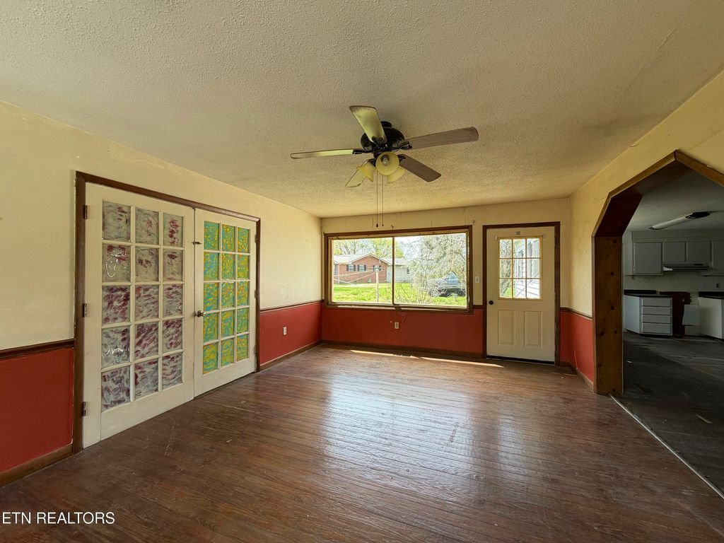 Photo of 2011 Chestnut St, Sweetwater, TN 37874 (MLS # 1337142)