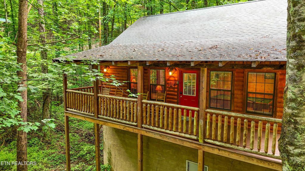 Photo of 927 Stone Tr, Sevierville, TN 37876 (MLS # 1332551)