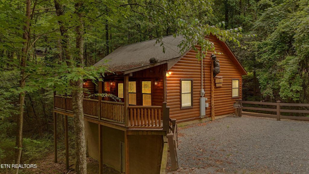 Photo of 927 Stone Tr, Sevierville, TN 37876 (MLS # 1332551)