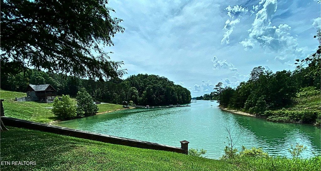 Photo of 10 Stone Cove Way, Dandridge, TN 37725 (MLS # 1333590)