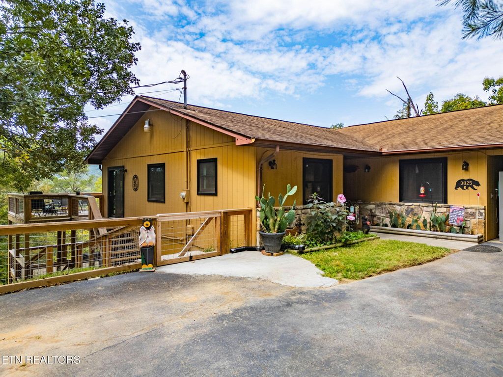 Photo of 3825 Dollys Dr Drive, Sevierville, TN 37876 (MLS # 1314412)