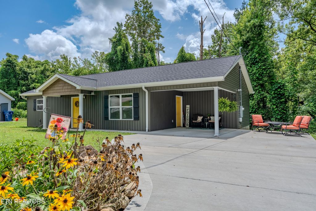 Photo of 105 Wealdwood Drive, Clinton, TN 37716 (MLS # 1309468)