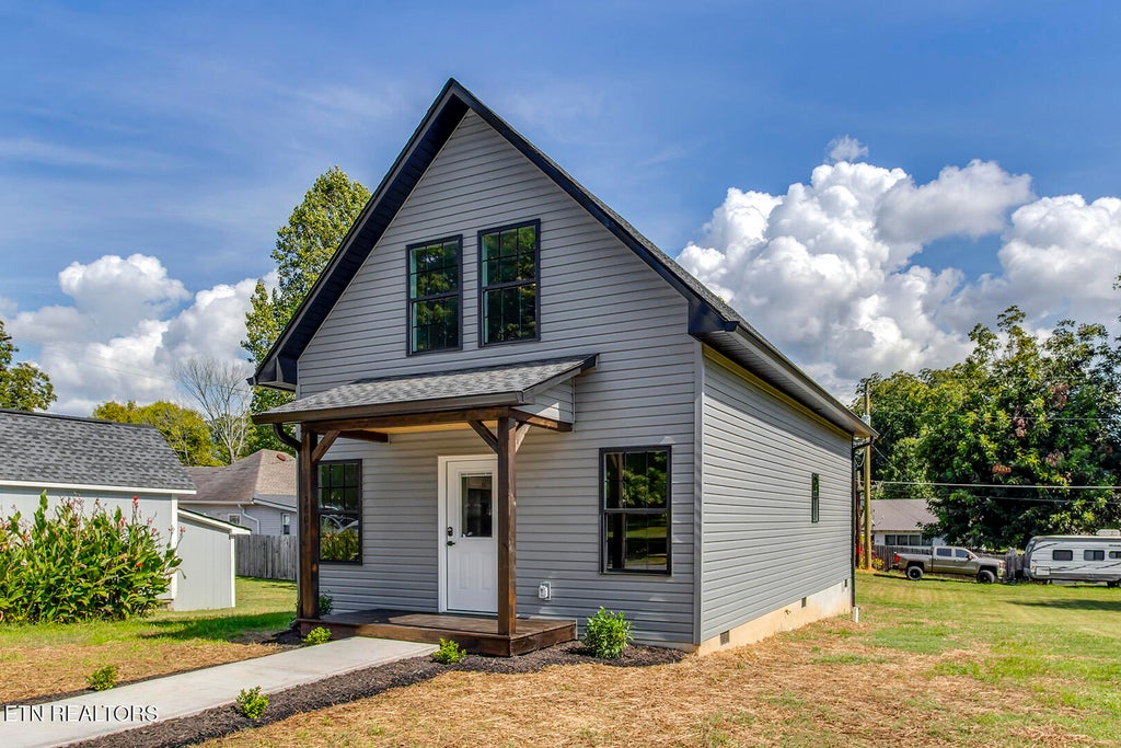 Photo of 809 Illinois Ave, Etowah, TN 37331 (MLS # 1357988)