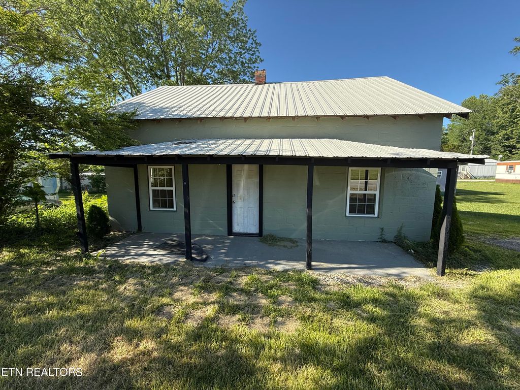 Photo of 210 E Woodlawn Ave, Jamestown, TN 38556 (MLS # 1340569)