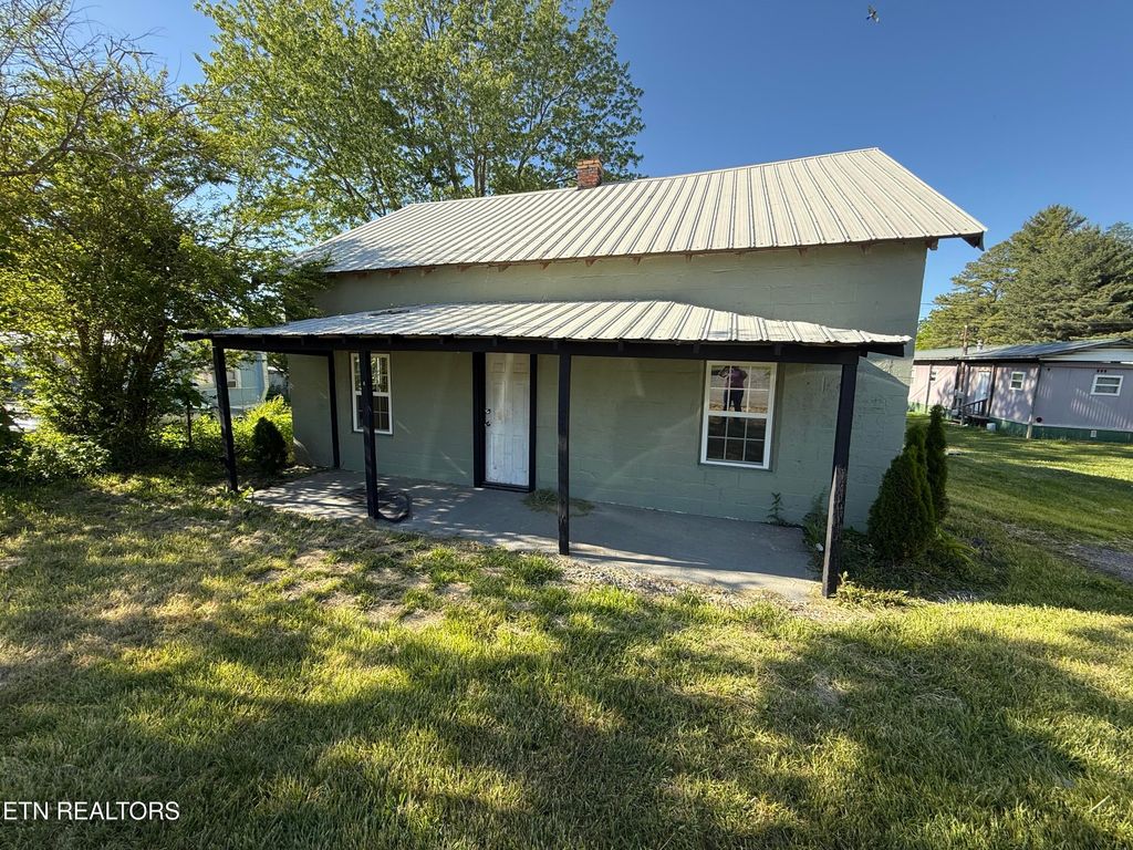 Photo of 210 E Woodlawn Ave, Jamestown, TN 38556 (MLS # 1340569)