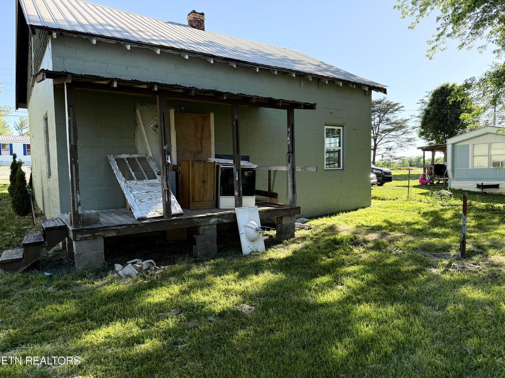 Photo of 210 E Woodlawn Ave, Jamestown, TN 38556 (MLS # 1340569)
