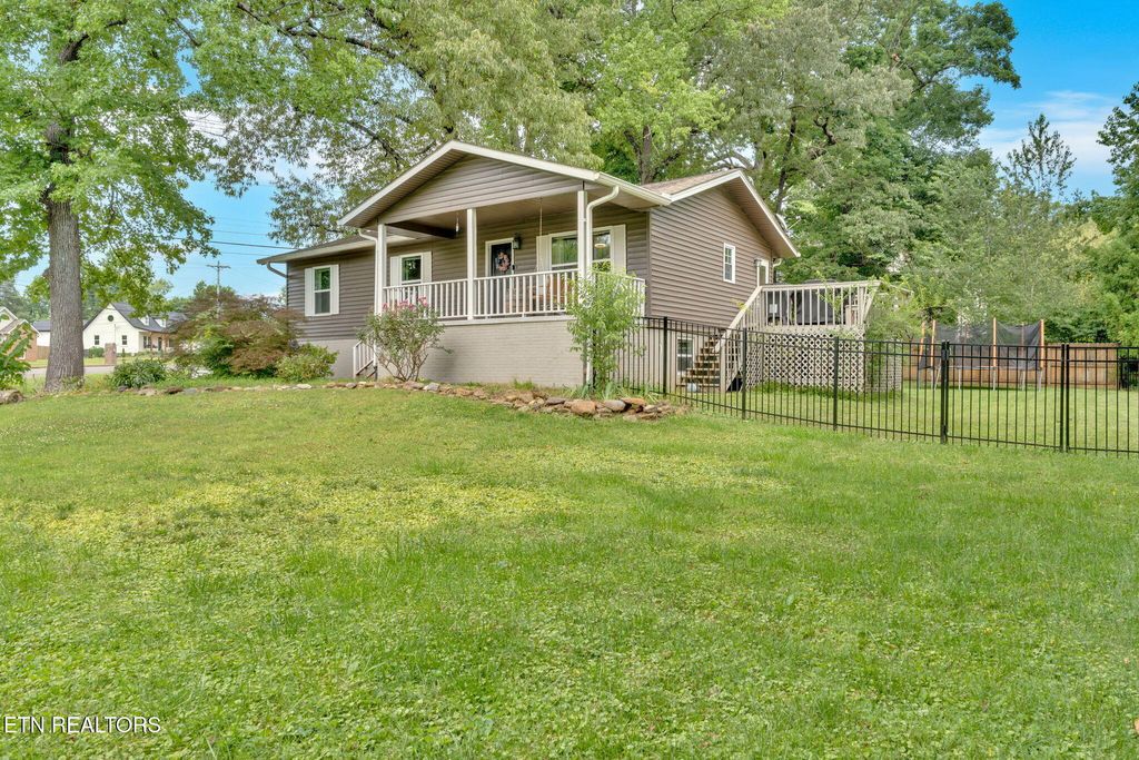 Photo of 8202 Westland Drive, Knoxville, TN 37919 (MLS # 1330784)