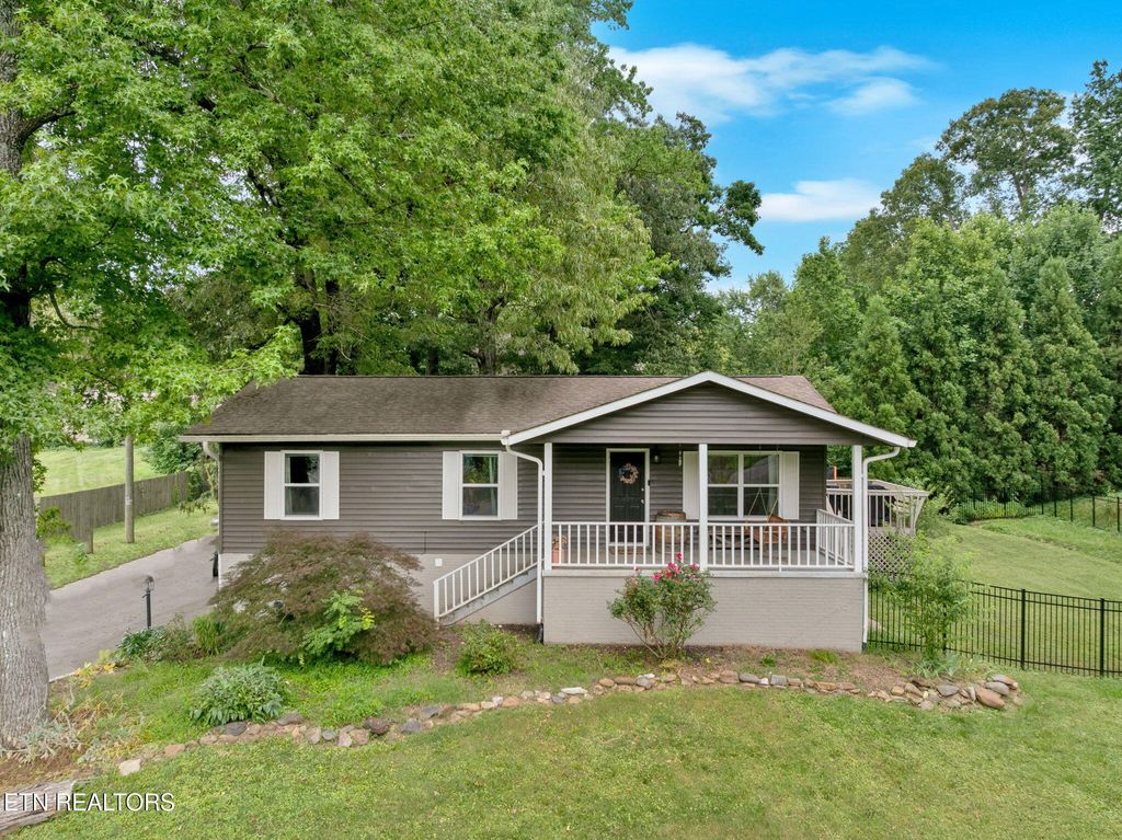 Photo of 8202 Westland Drive, Knoxville, TN 37919 (MLS # 1330784)