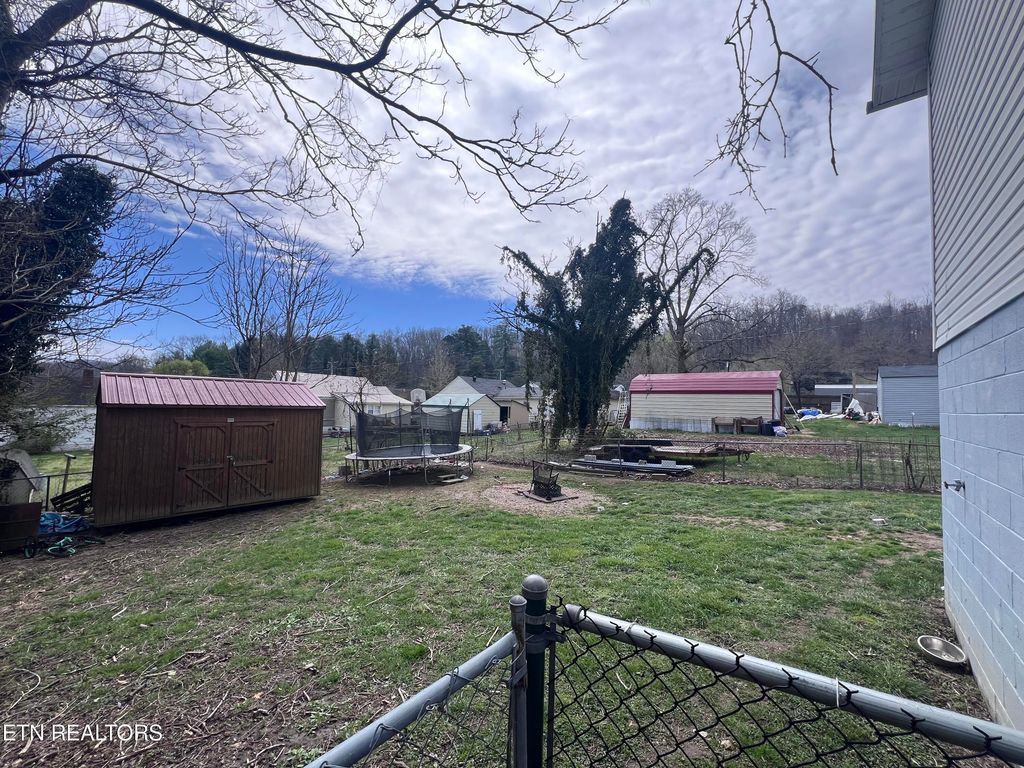 Photo of 118 E Kentucky Ave, LaFollette, TN 37766 (MLS # 1332929)