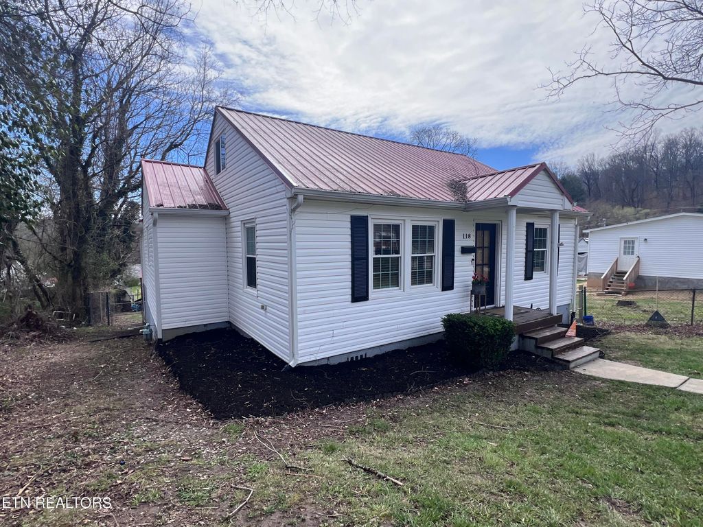 Photo of 118 E Kentucky Ave, LaFollette, TN 37766 (MLS # 1332929)