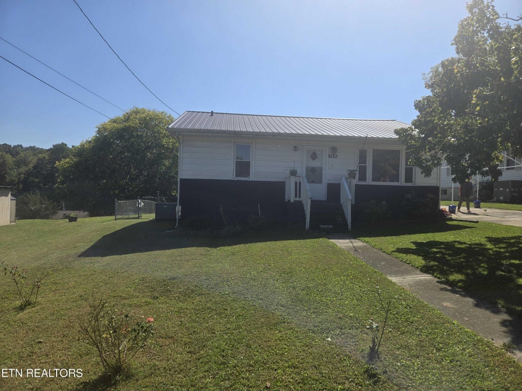 Photo of 715 Lincoln Ave, Morristown, TN 37813 (MLS # 1358315)