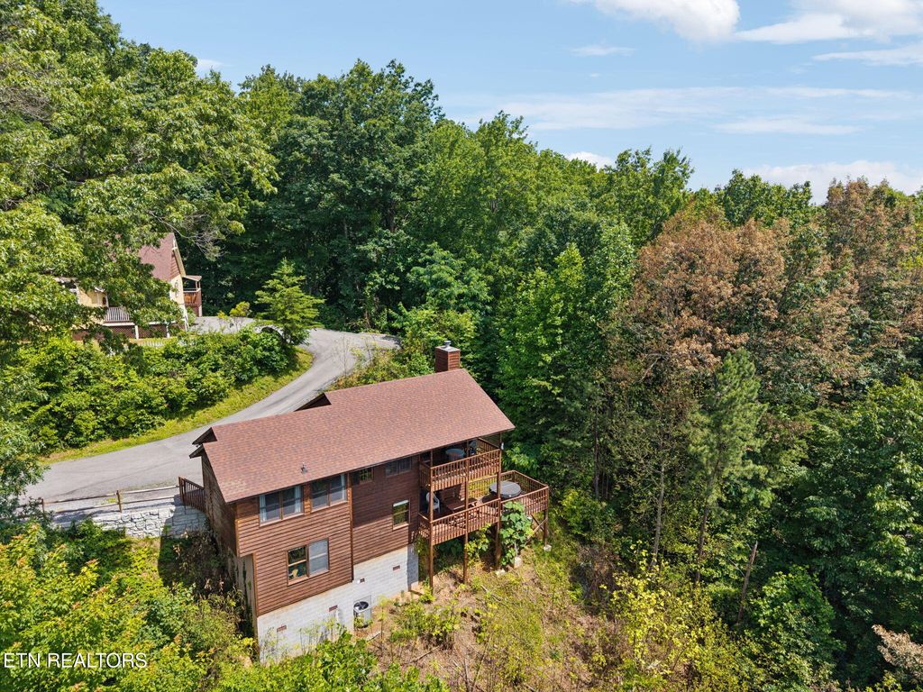 Photo of 860 Heiden Drive, Gatlinburg, TN 37738 (MLS # 1305391)