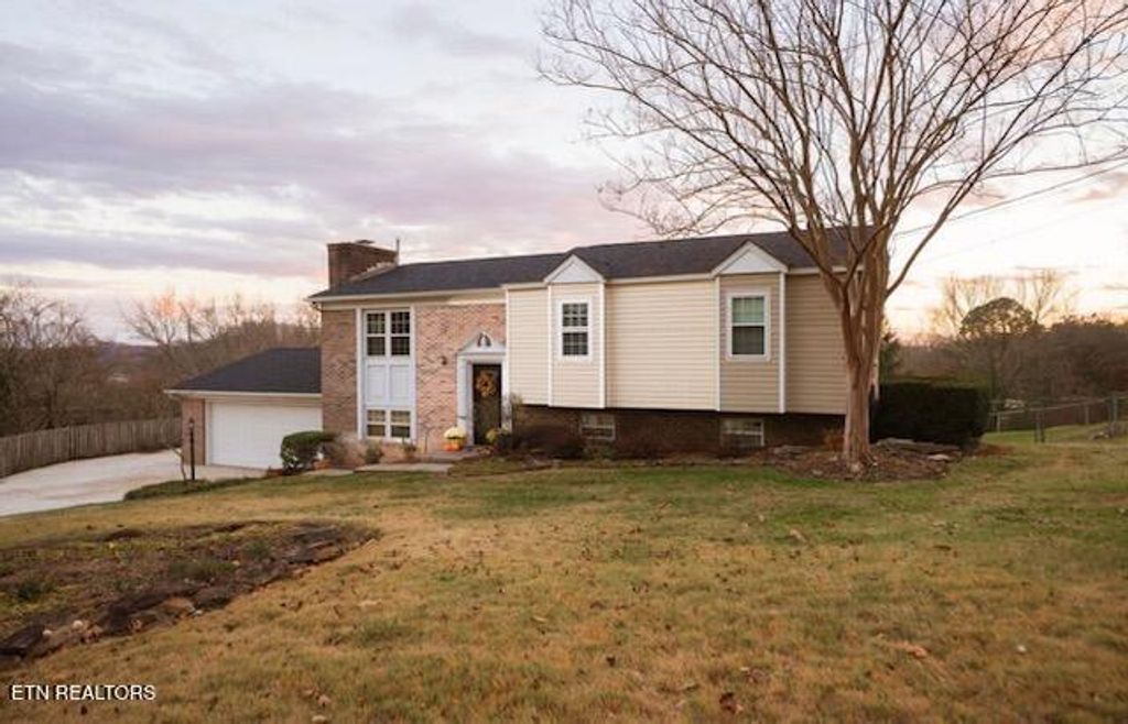 Photo of 113 Lake Hills Drive Drive, Oak Ridge, TN 37830 (MLS # 1323033)