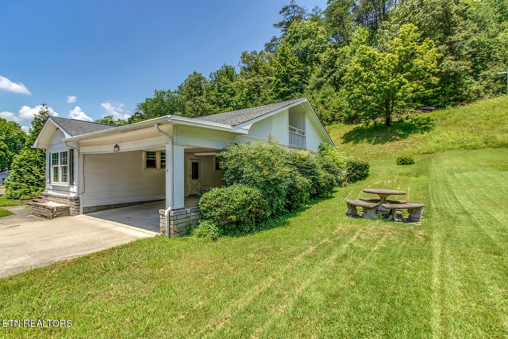 Photo of 610 E Race St, Kingston, TN 37763 (MLS # 1305621)