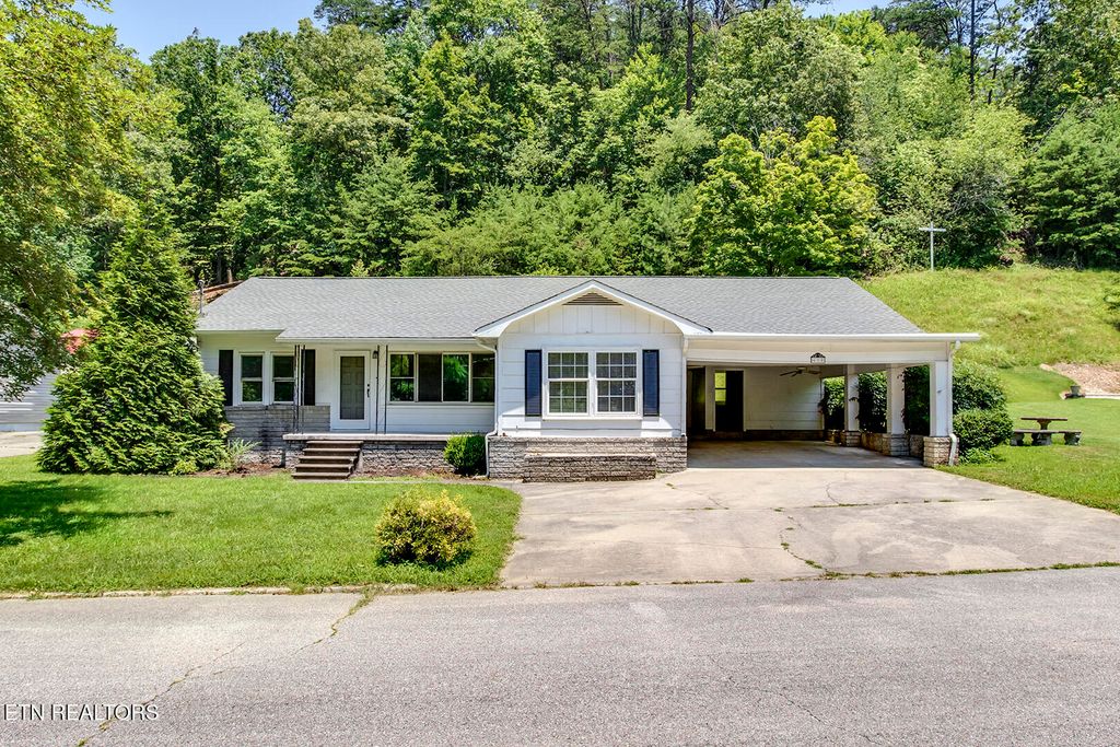 Photo of 610 E Race St, Kingston, TN 37763 (MLS # 1305621)