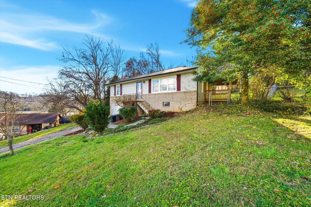 Photo of 124 Crest Lane, Clinton, TN 37716 (MLS # 1322784)