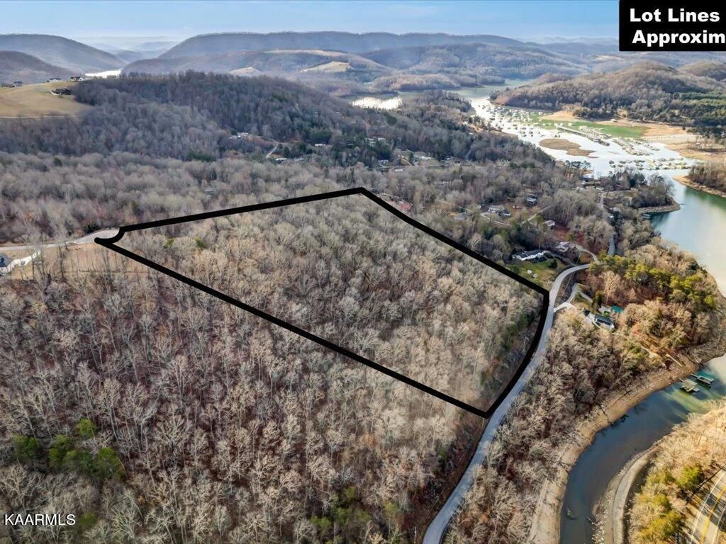 Photo of 243 Tanzanite Tr, New Tazewell, TN 37825 (MLS # 1218059)