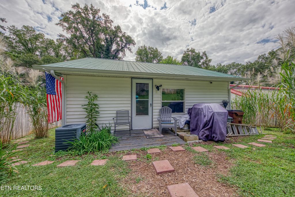 Photo of 124 E Wadsworth Circle, Oak Ridge, TN 37830 (MLS # 1314998)