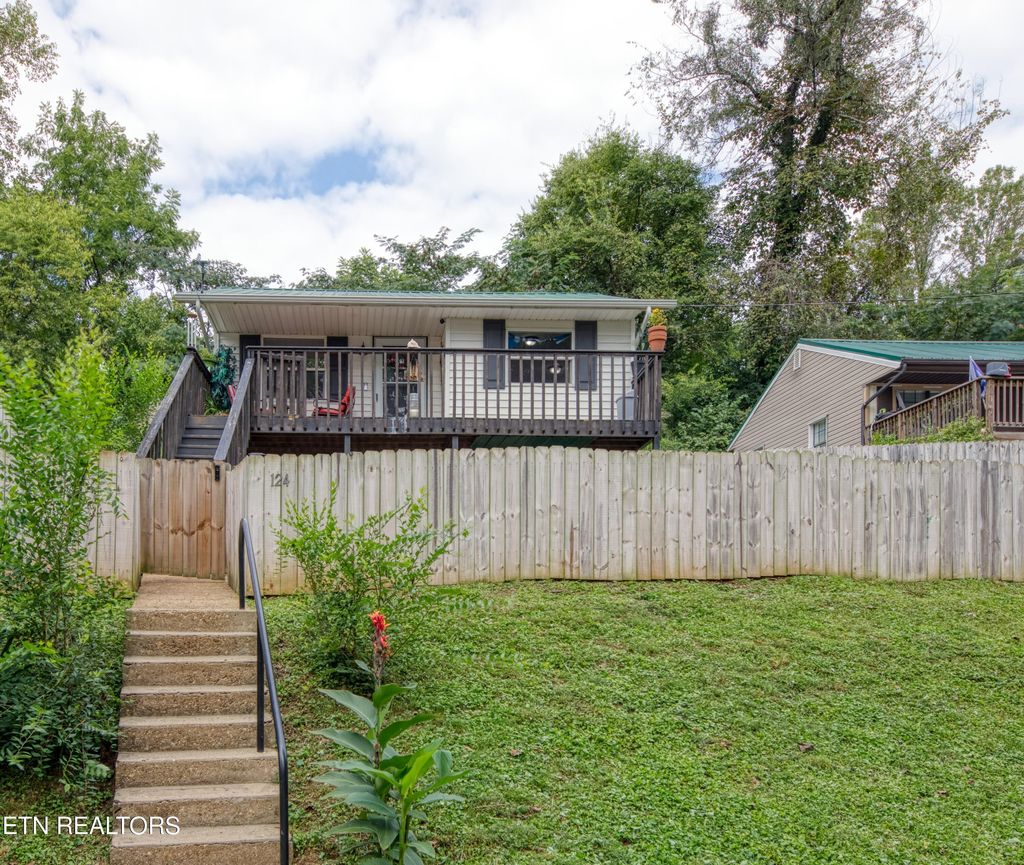 Photo of 124 E Wadsworth Circle, Oak Ridge, TN 37830 (MLS # 1314998)
