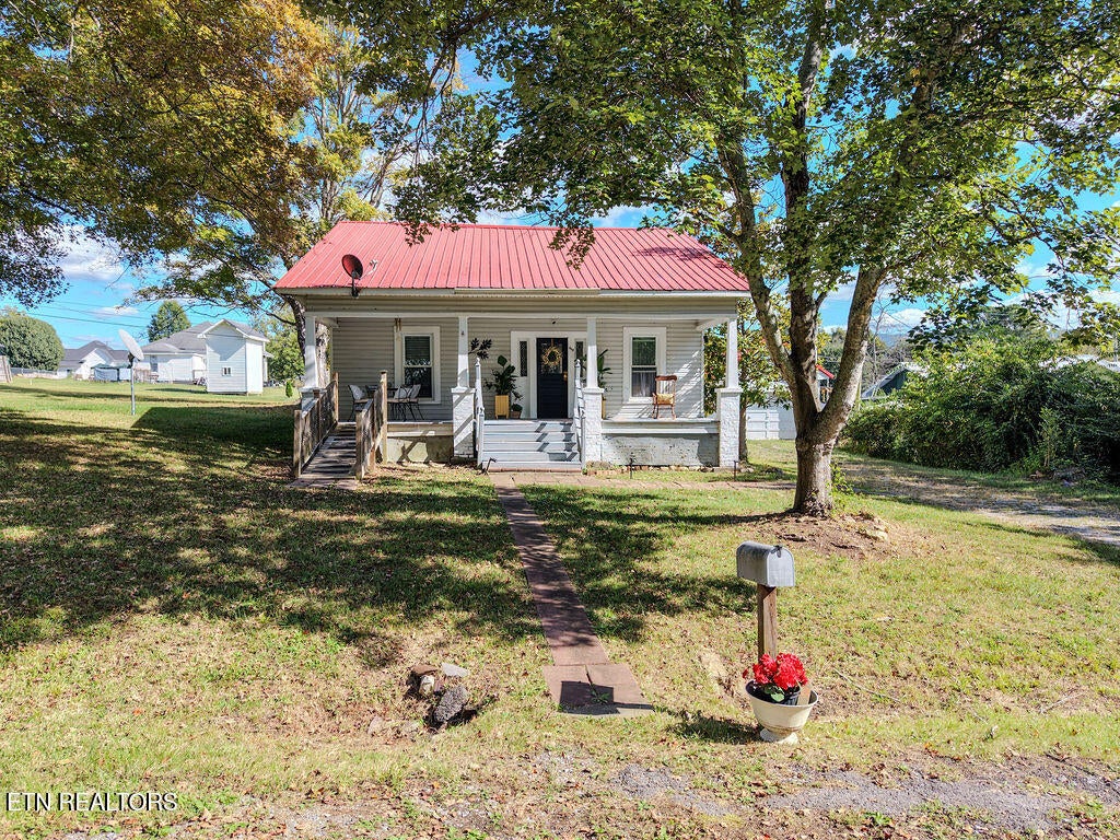 Photo of 619 Indiana Ave, Etowah, TN 37331 (MLS # 1358764)