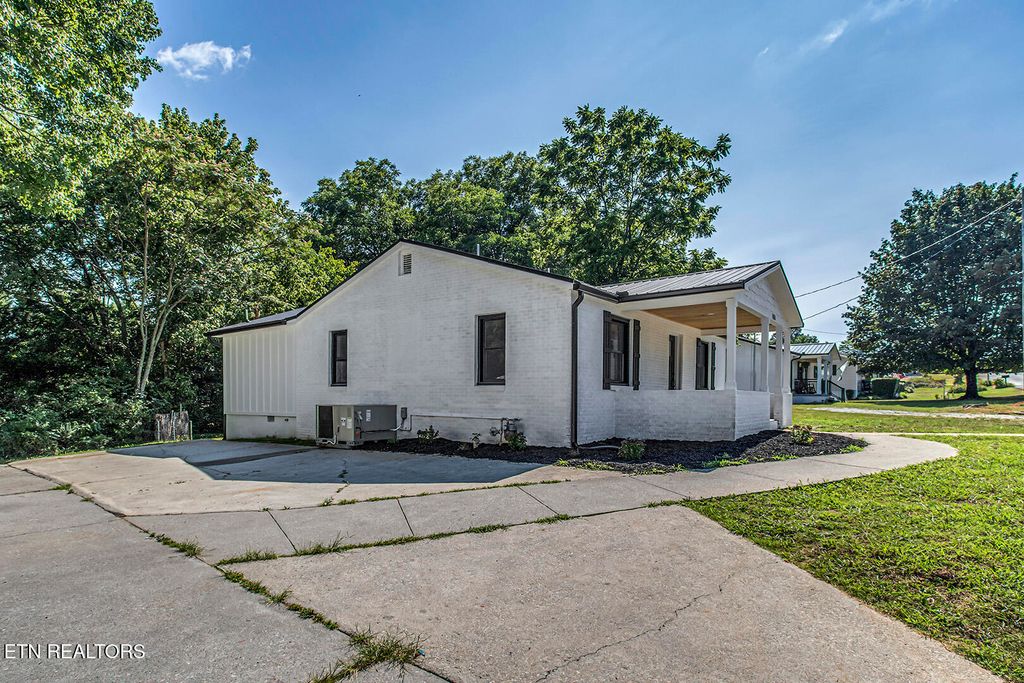 Photo of 1203 W Morris St, Sweetwater, TN 37874 (MLS # 1306541)