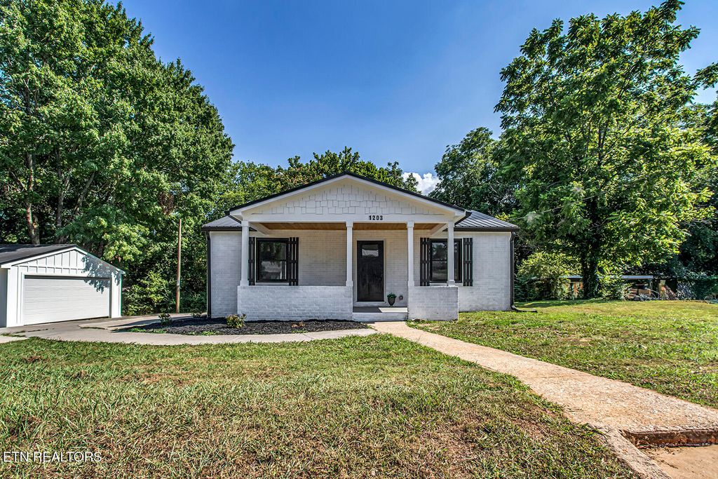 Photo of 1203 W Morris St, Sweetwater, TN 37874 (MLS # 1306541)