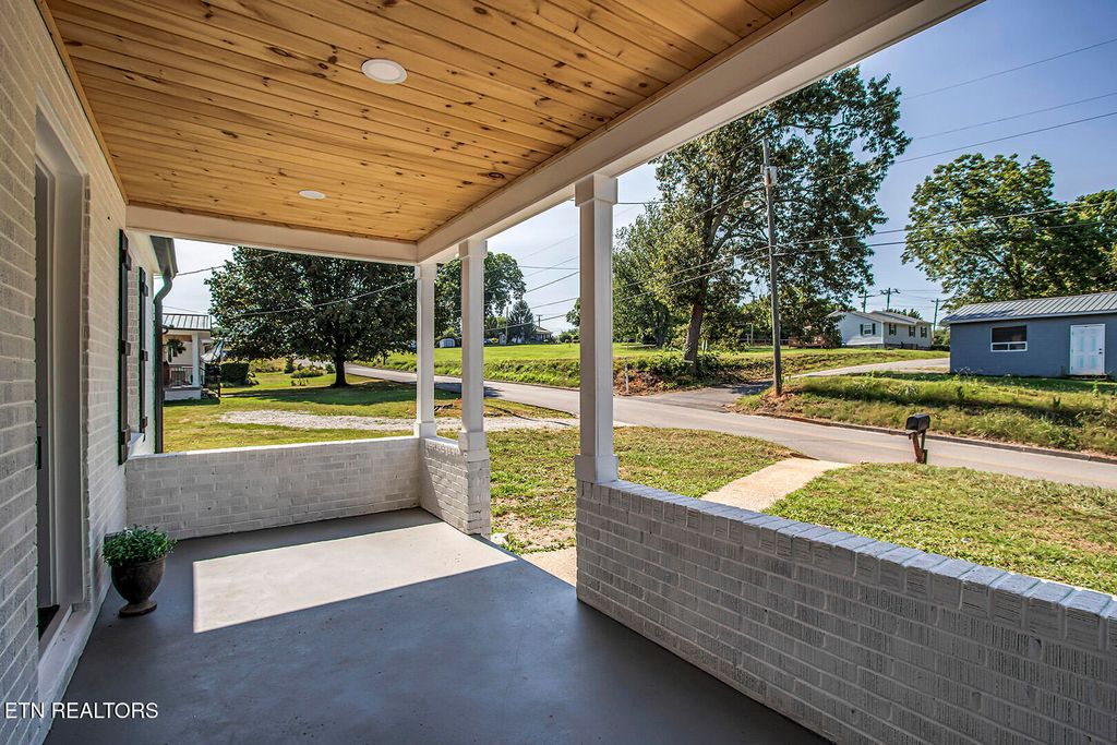 Photo of 1203 W Morris St, Sweetwater, TN 37874 (MLS # 1306541)