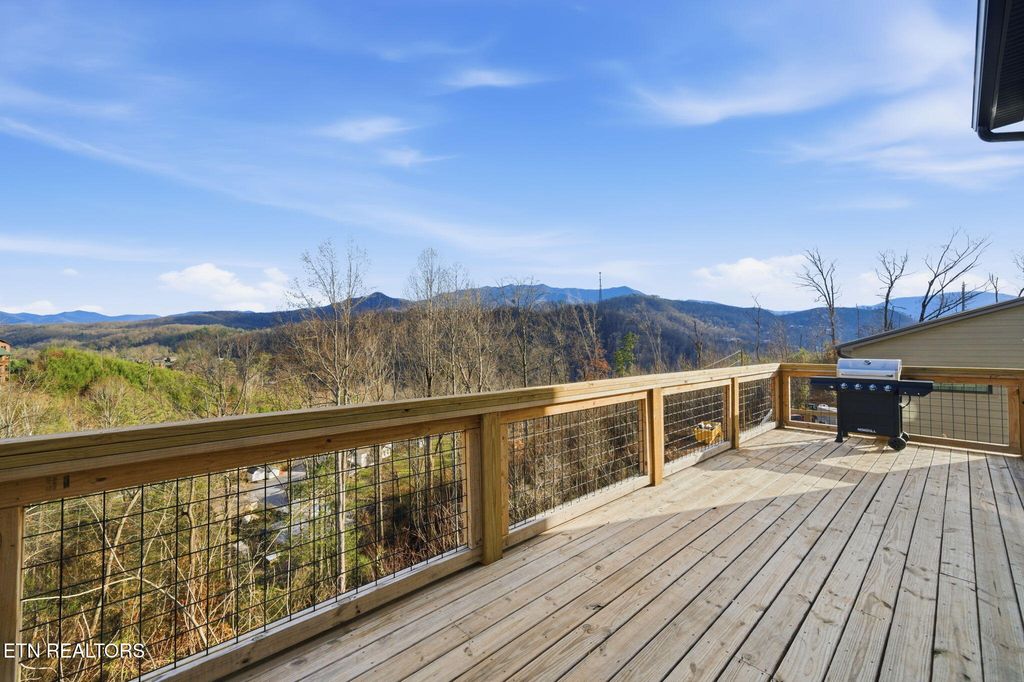Photo of 644 Ridge Top Loop, Gatlinburg, TN 37738 (MLS # 1323198)
