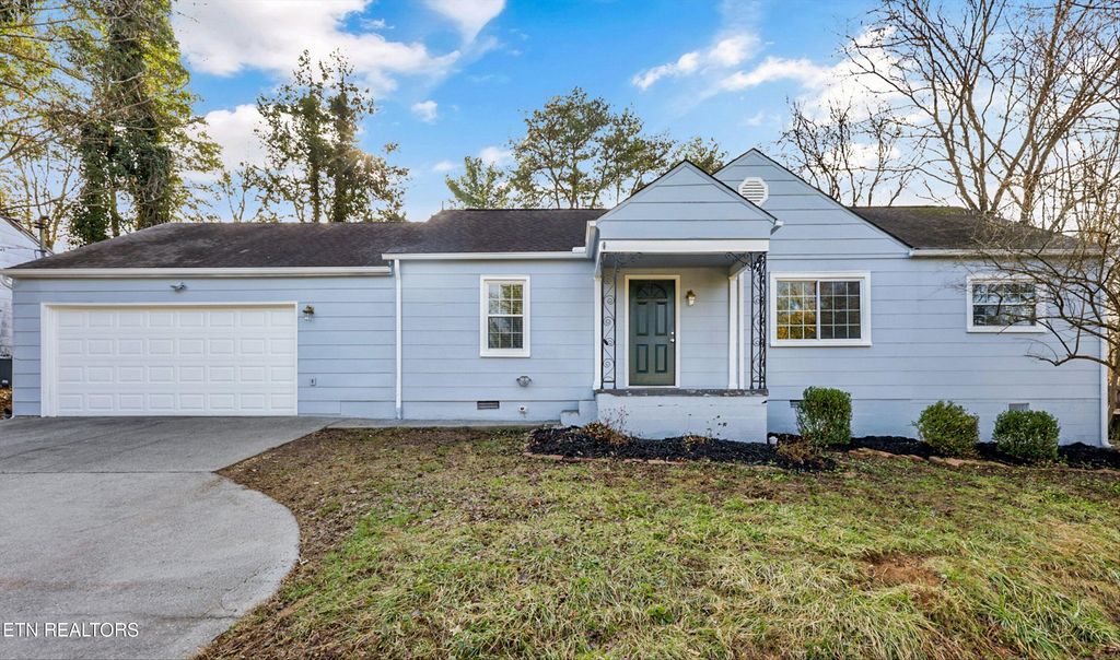 Photo of 2424 Emoriland Blvd, Knoxville, TN 37917 (MLS # 1331219)