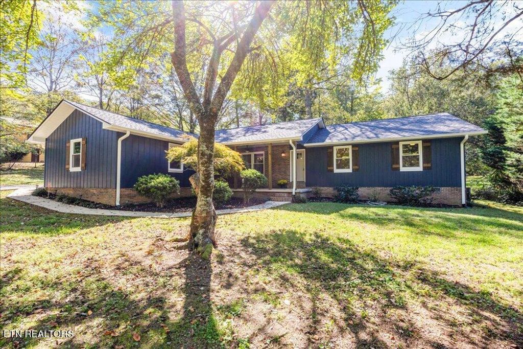 Photo of 126 Clifton Circle, Oak Ridge, TN 37830 (MLS # 1318584)