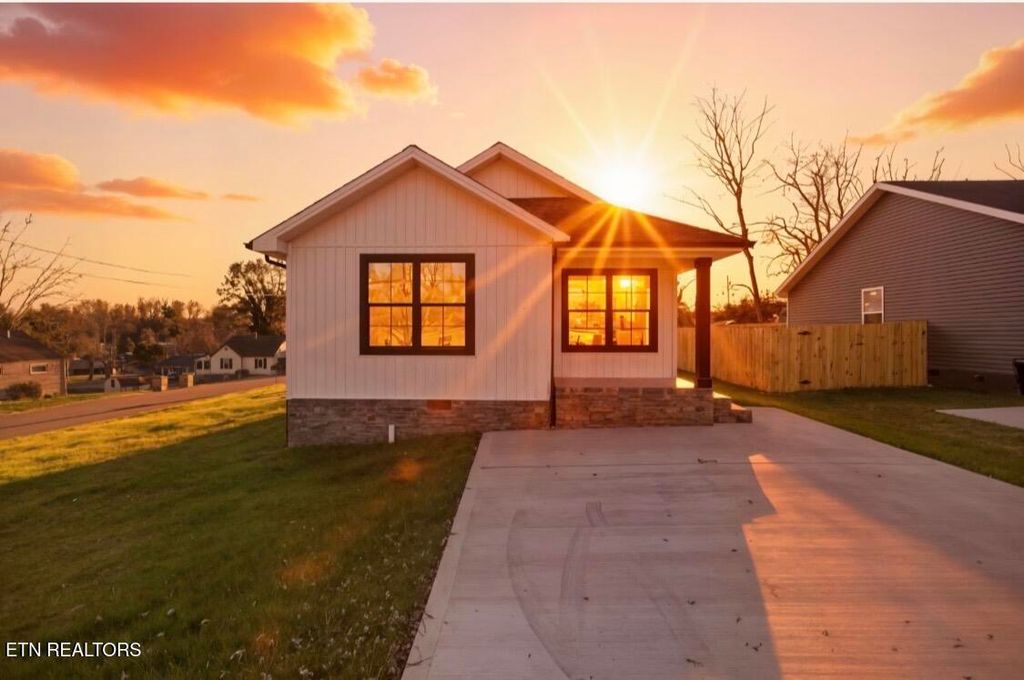 Photo of FULKERSON St, Tazewell, TN 37879 (MLS # 1310989)