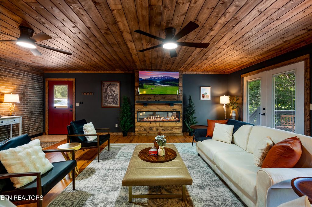 Photo of 835 Lee Circle, Pigeon Forge, TN 37862 (MLS # 1335615)