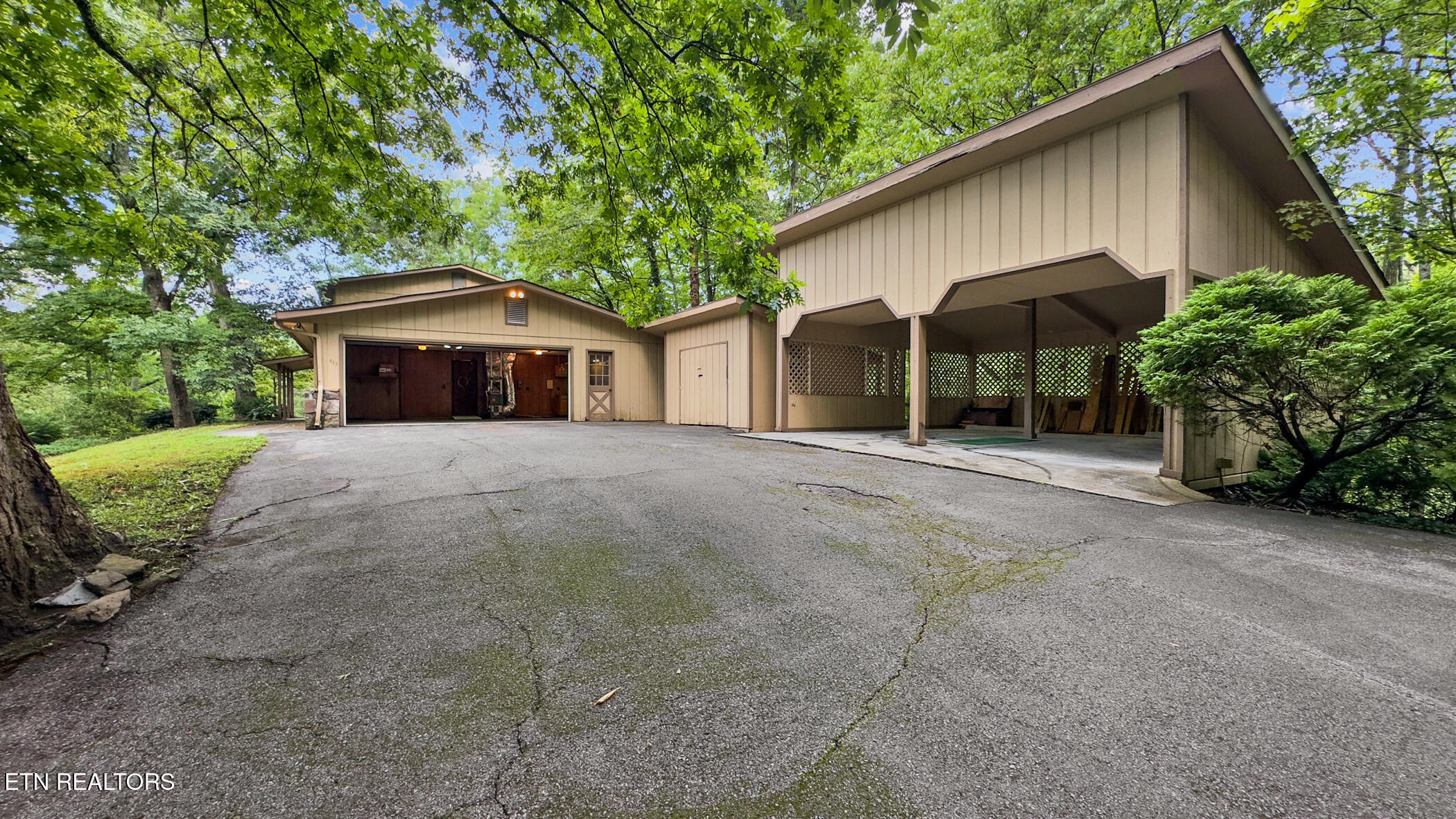 413 Hickory Tree Hollow Rd
