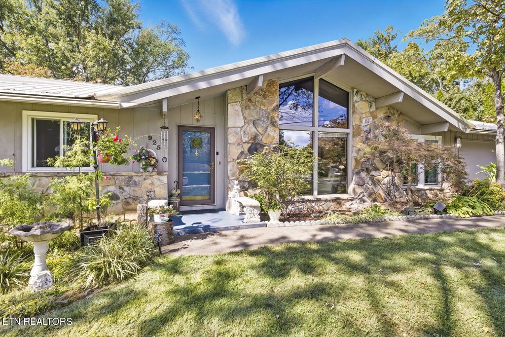 Photo of 925 Kevin Rd, Knoxville, TN 37923 (MLS # 1318181)