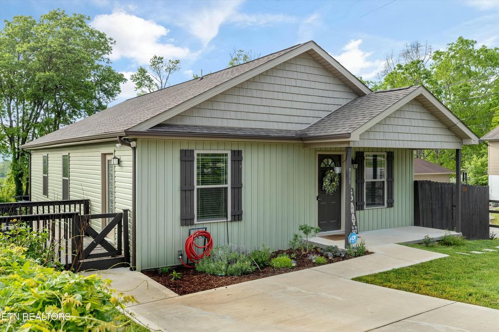 Photo of 911 Loy St, Clinton, TN 37716 (MLS # 1299122)