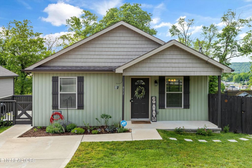 Photo of 911 Loy St, Clinton, TN 37716 (MLS # 1299122)