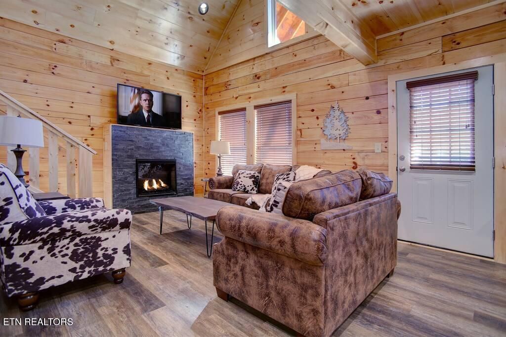 Photo of 817 String Run Way, Pigeon Forge, TN 37863 (MLS # 1318658)